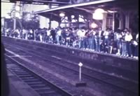 横浜線を引退する73系車両さよなら運転－入線を待つ中山駅ホームの人たちの画像