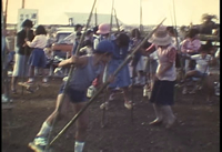 第4回緑区民まつり-会場風景--会場風景-竹馬で遊ぶ子どもたちの画像