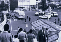 中山駅駅舎-橋上駅舎から階段を下りて南口広場への画像