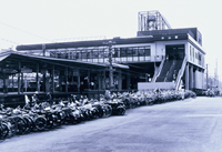 中山駅駅舎-橋上駅舎を北口から望む画像