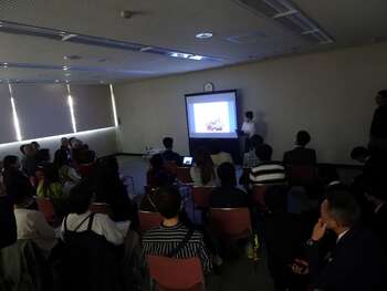 南中学校ピースメッセンジャーの発表の様子1