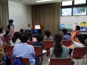 紙芝居を演じる様子