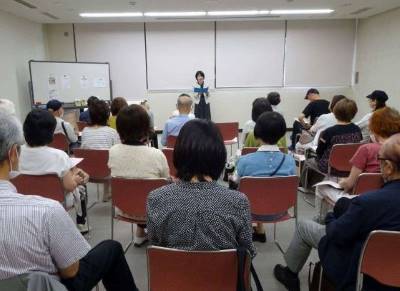 ルピナスの朗読散歩のようす