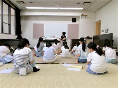 説明を受けている様子