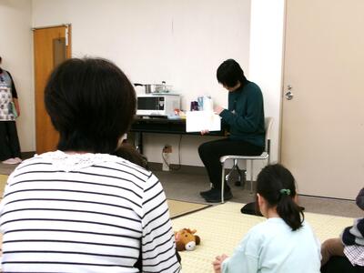 読み聞かせ中の写真