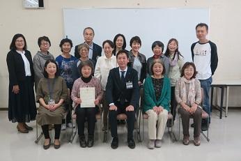 A letter of appreciation for reading activities was presented by Mayor Tsurumi.