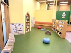 つづきの本ばこの子どもスペース写真