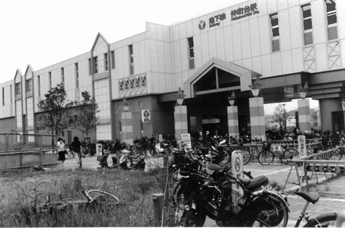 仲町台駅前自転車置き場景