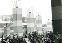 仲町台駅　駅前駐輪と電灯柱の画像