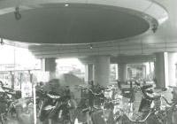 仲町台駅　霧噴水と自転車の画像