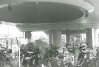 仲町台駅　霧噴水と自転車の画像