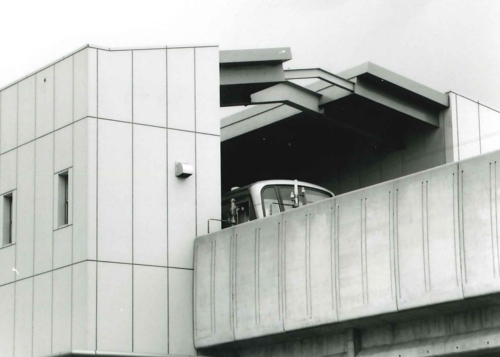 仲町台駅ななめ車両半影の画像