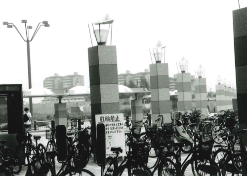 仲町台駅前駐輪禁止看板と電灯柱の画像