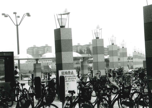 仲町台駅前駐輪禁止看板と電灯柱の画像