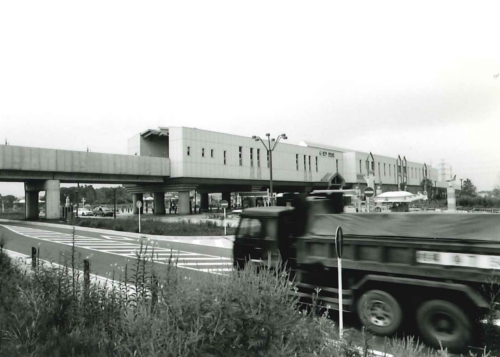 仲町台駅ななめ　トラック通過中の画像