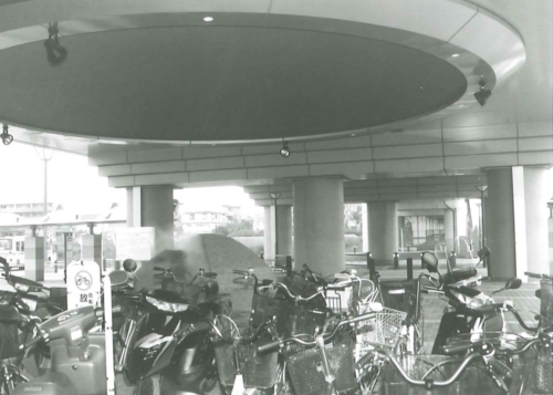 仲町台駅　霧噴水と自転車の画像