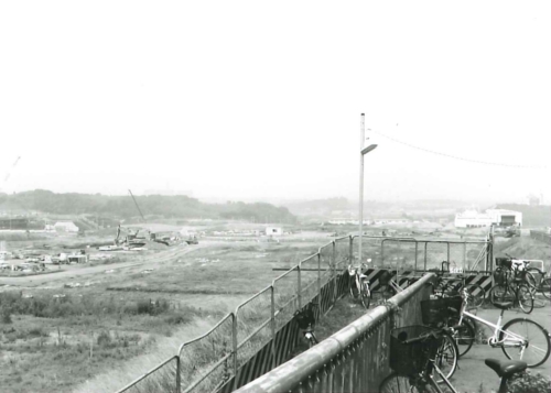 開成歩道橋からセンター南駅方面を眺む