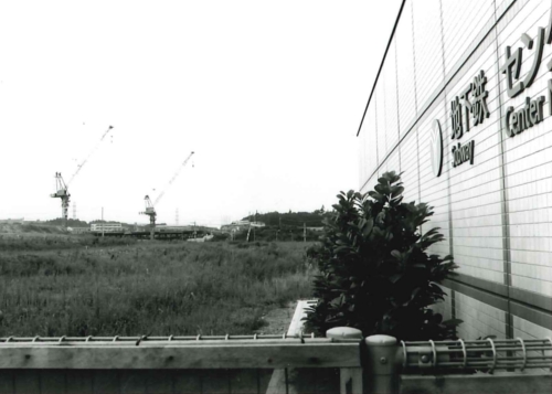 センター南駅から建設中の都筑区総合庁舎の画像