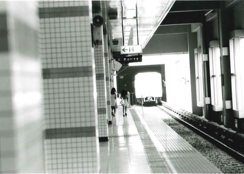 センター南駅ホーム