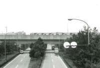 大原歩道橋より市営地下鉄高架の画像