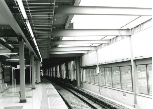 センター南駅ホームの画像