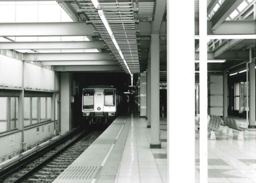 センター南駅ホーム