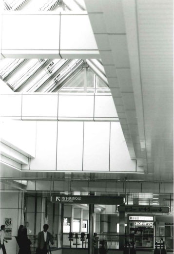 センター南駅構内