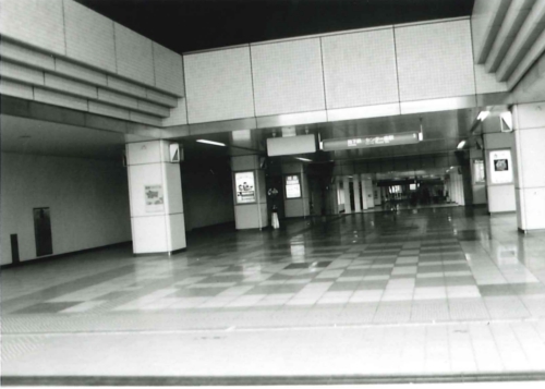 センター南駅構内