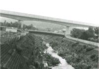 市営地下鉄高架と早渕川の画像