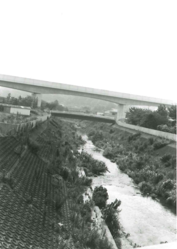 市営地下鉄高架と早渕川の画像