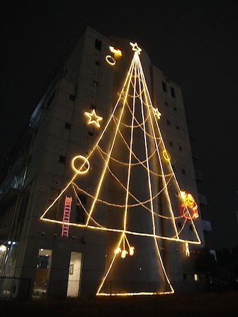 日能研ビルのイルミネーションの画像