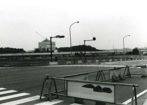 センター北駅西側交差点から歴博の画像