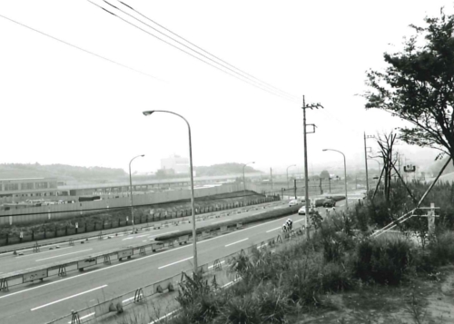 センター北駅広場交差点から歴博の画像