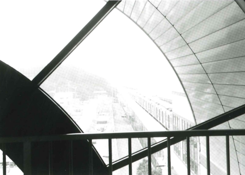 センター北駅構内