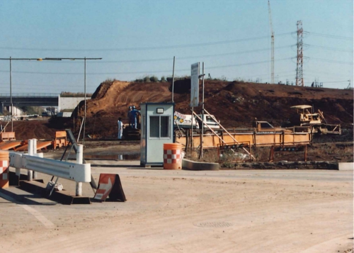 都筑橋付近から都筑ふれあいの丘駅入口交差点方面(工事中）の画像