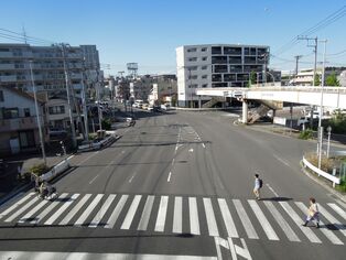 เป็นรูปของทางสถานีชิน-ซุกิทะจากสี่แยกซุกิทะ