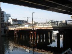 新浦島町側から見た旧橋の写真