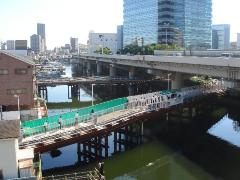 上から撮影した仮設人道橋設置完了時の写真