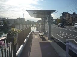 築造されたバス停留所の写真