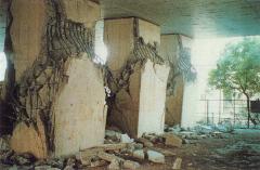 阪神大震災による橋脚損傷状況の写真