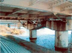 チェーンによる桁と橋脚の連結