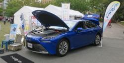 スプリングフェア燃料電池自動車展示の写真