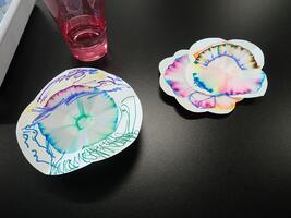 종이와 물로 수성 펜의 색을 나누는 실험의 사진