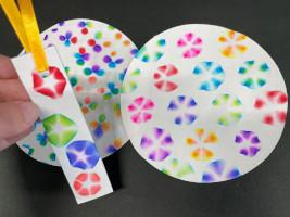 ペーパークロマトの原理で花の絵を描いている様子