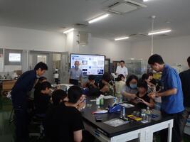 ペットボトルで顕微鏡をつくる様子