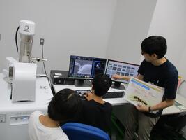 電子顕微鏡を操作する様子