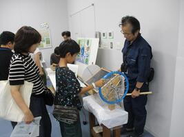 がけ崩れ対策についてのミニ実験の様子