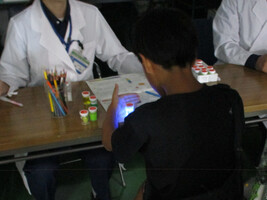 けい光物質を光らせている様子