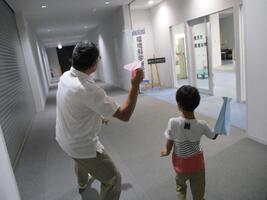 紙飛行機を飛ばしている様子