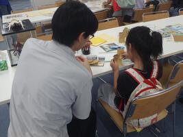 オリジナル折り紙に挑戦している様子